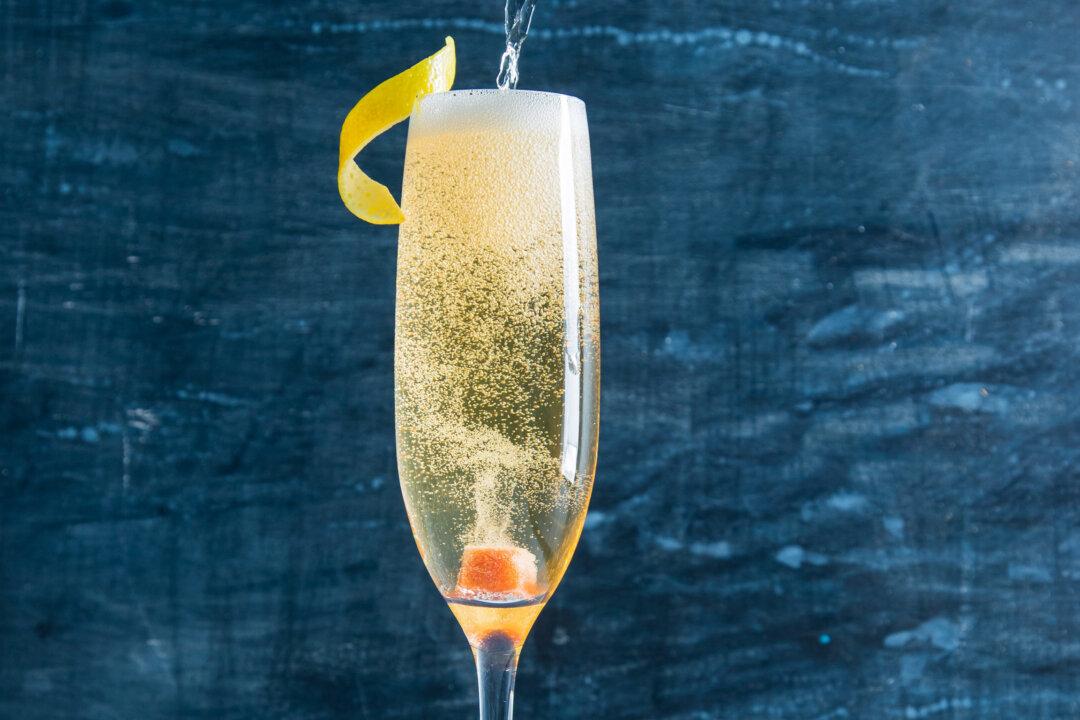 Whether You Want to Splurge or Save, Here’s How to Make a Cocktail That Sparkles