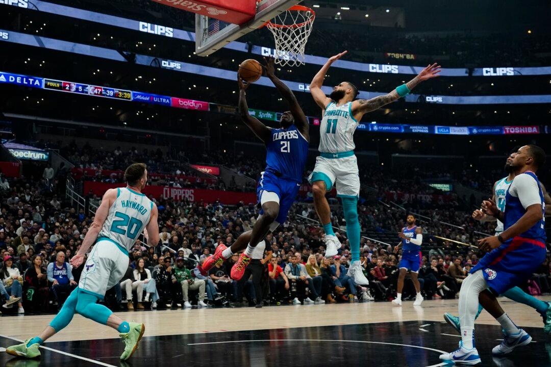 Clippers End Skid Without Leonard, Rally to Beat Hornets 113–104