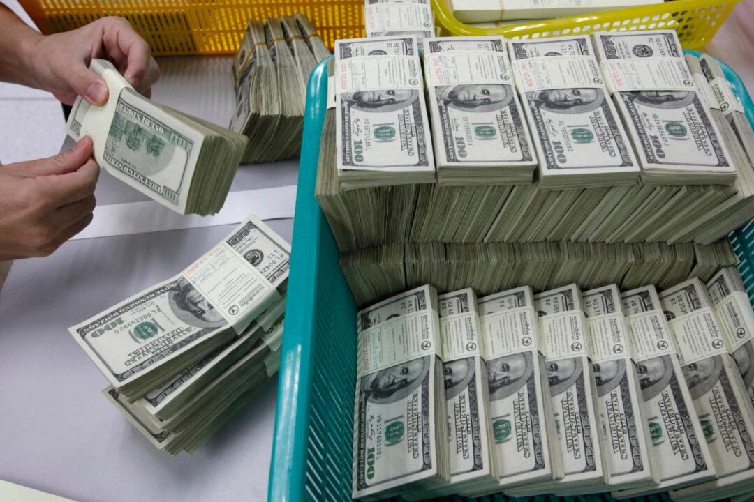 Dollar on Track for 5th Straight Weekly Gain, Yen Fragile