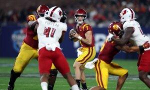 USC’s Moss Throws Holiday Bowl-Record 6 TD Passes in 42–28 Win Against No. 16 Louisville