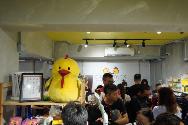 On its last day of business, this Chickeeduck store in Causeway Bay was packed with customers on June 30, 2023. (Benson Lau/The Epoch Times)