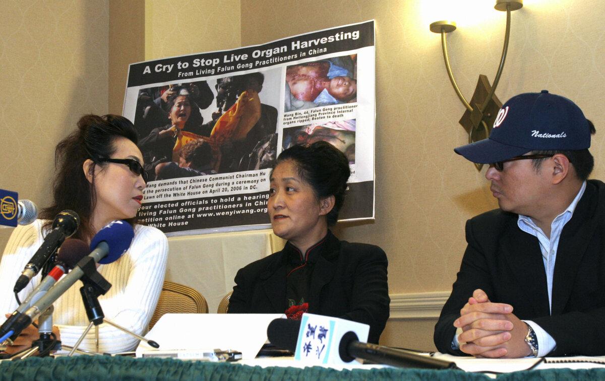 Chinese doctor Wang Wenyi (C) confers with a woman identified as "Annie" (L), who claimed her former husband performed live organ harvesting from Falun Gong practitioners at the Liaoning Province Thrombosis Treatment Center of Integrated Chinese and Western Medicine, while "Peter", a Chinese journalist who exposed the Chinese authorities' organ harvesting, looks on, during a press conference in Arlington, Virginia, on April 26, 2006.  (Nicholas Kamm/AFP via Getty Images)