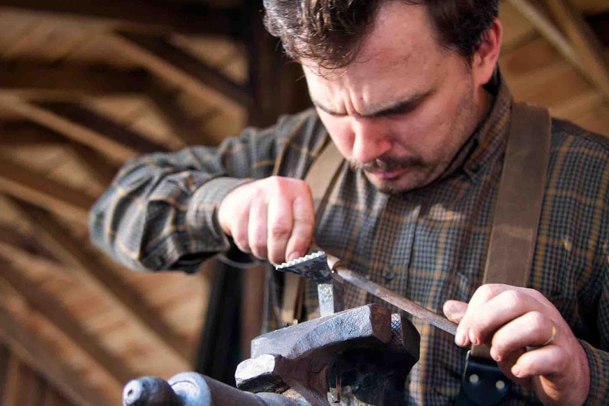 古德溫先生正在精打細做一件作品。(由Axe and Anvil Hand Works提供)