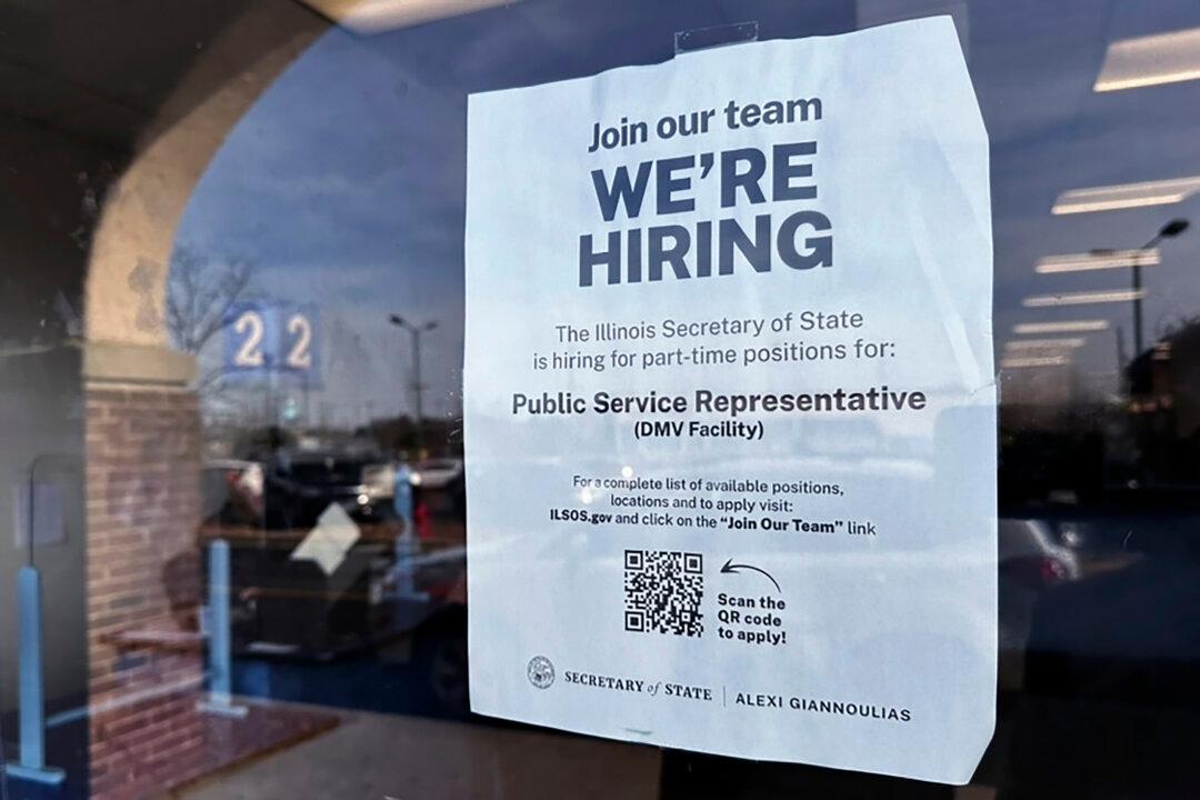 US Applications for Jobless Benefits Rise but Labor Market Remains Solid