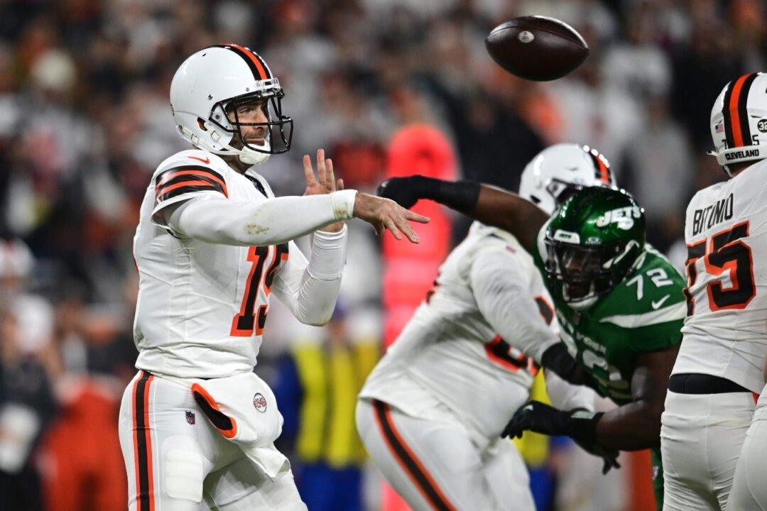 Browns Clinch Playoff Berth by Thumping Jets