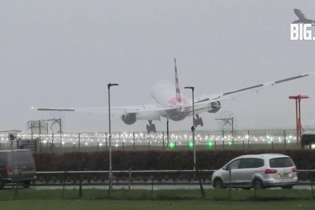 Terrifying Moments: Plane Struggles to Land at London’s Heathrow During Fierce Storm