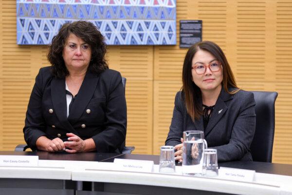 Associate Health Minister Casey Costello (L) said the government is still committed to reducing smoking in New Zealand. (Hagen Hopkins/Getty Images)