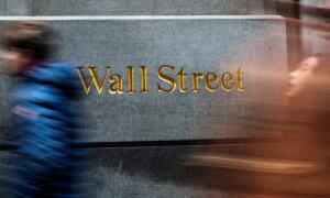 Wall Street Opens Lower, Focus on Data and Fed Minutes
