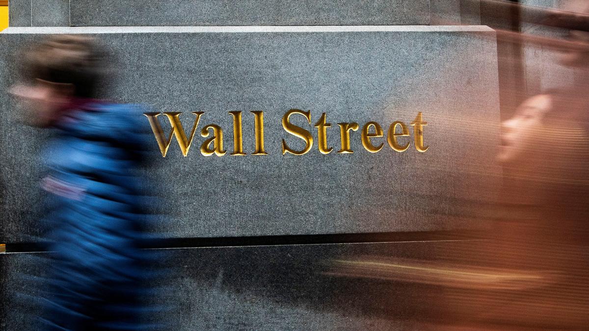 Wall Street Opens Lower, Focus on Data and Fed Minutes