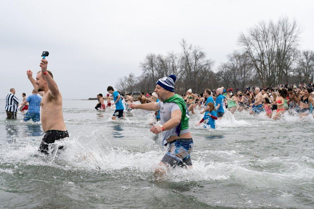 Canadians Across Country Expected to Celebrate New Year’s Day With Polar Bear Swim