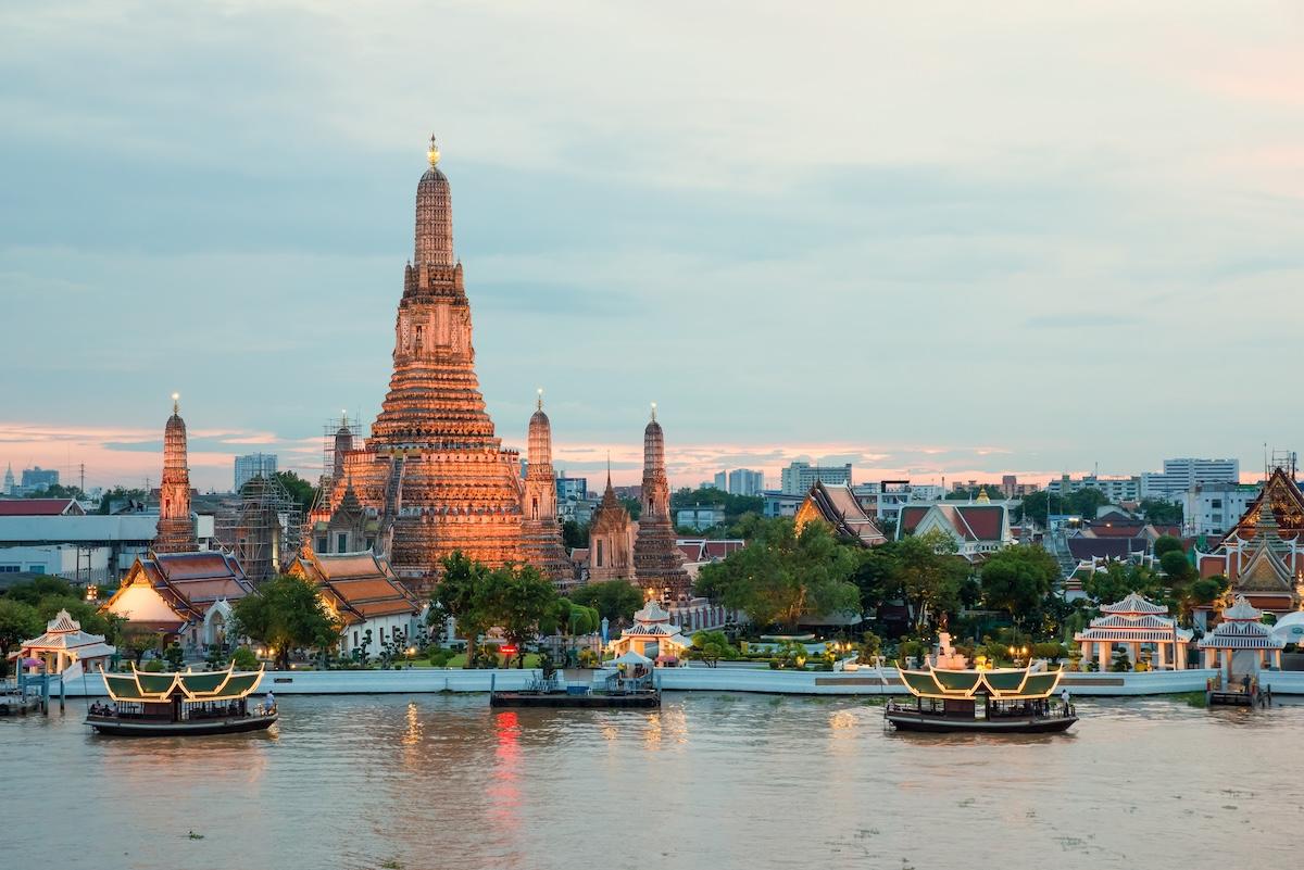 <span style="font-weight: 400;">Wat Arun, the Temple of Dawn, is best admired from across the river to avoid the scorching heat.</span> (ake1150sb/Getty Images)