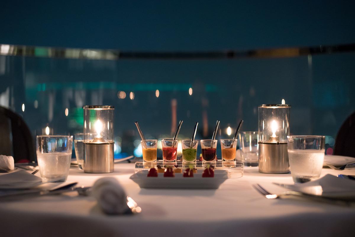 <span style="font-weight: 400;">A candlelit meal at the Sky Bar, a rooftop bar located on top of the Lebua hotel. </span>(Nodtiez/Shutterstock)