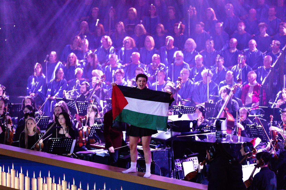 Pro-Palestine Protesters Demand Ceasefire Amid New Year Celebrations