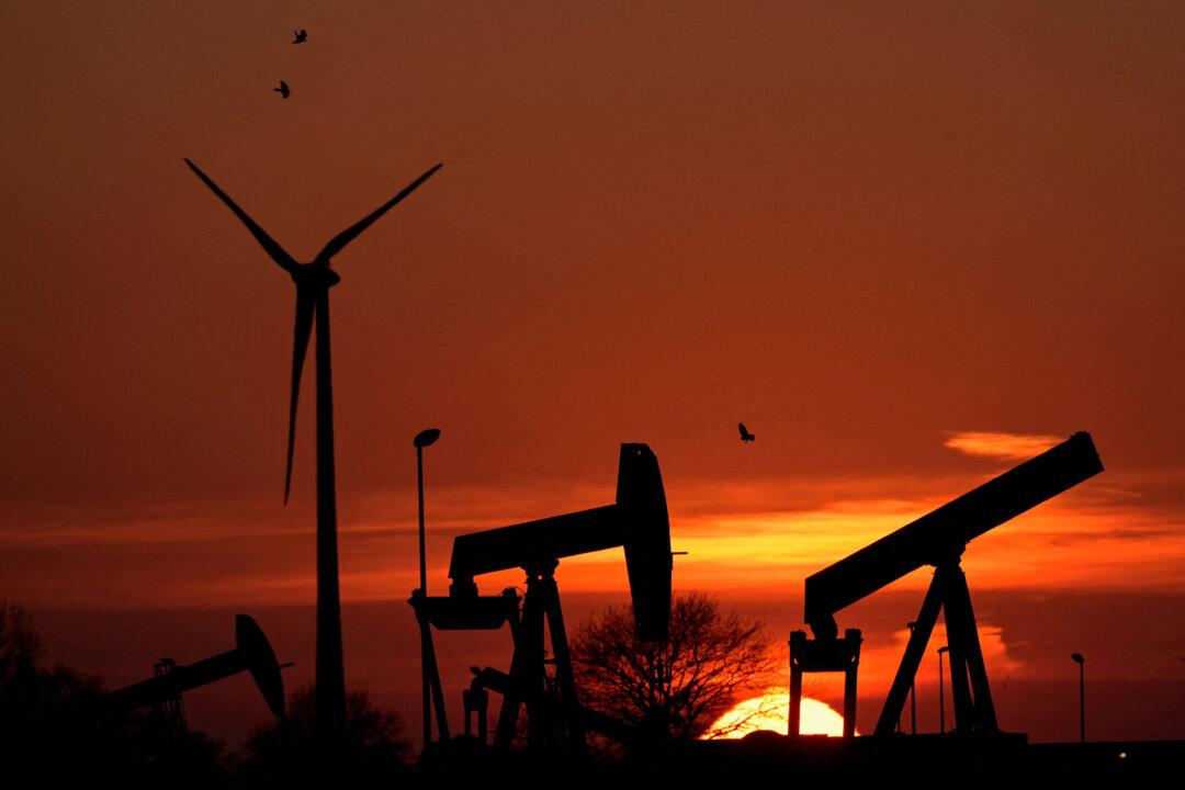 Oil Prices Edge Lower With Investors Cautious Ahead of US Data