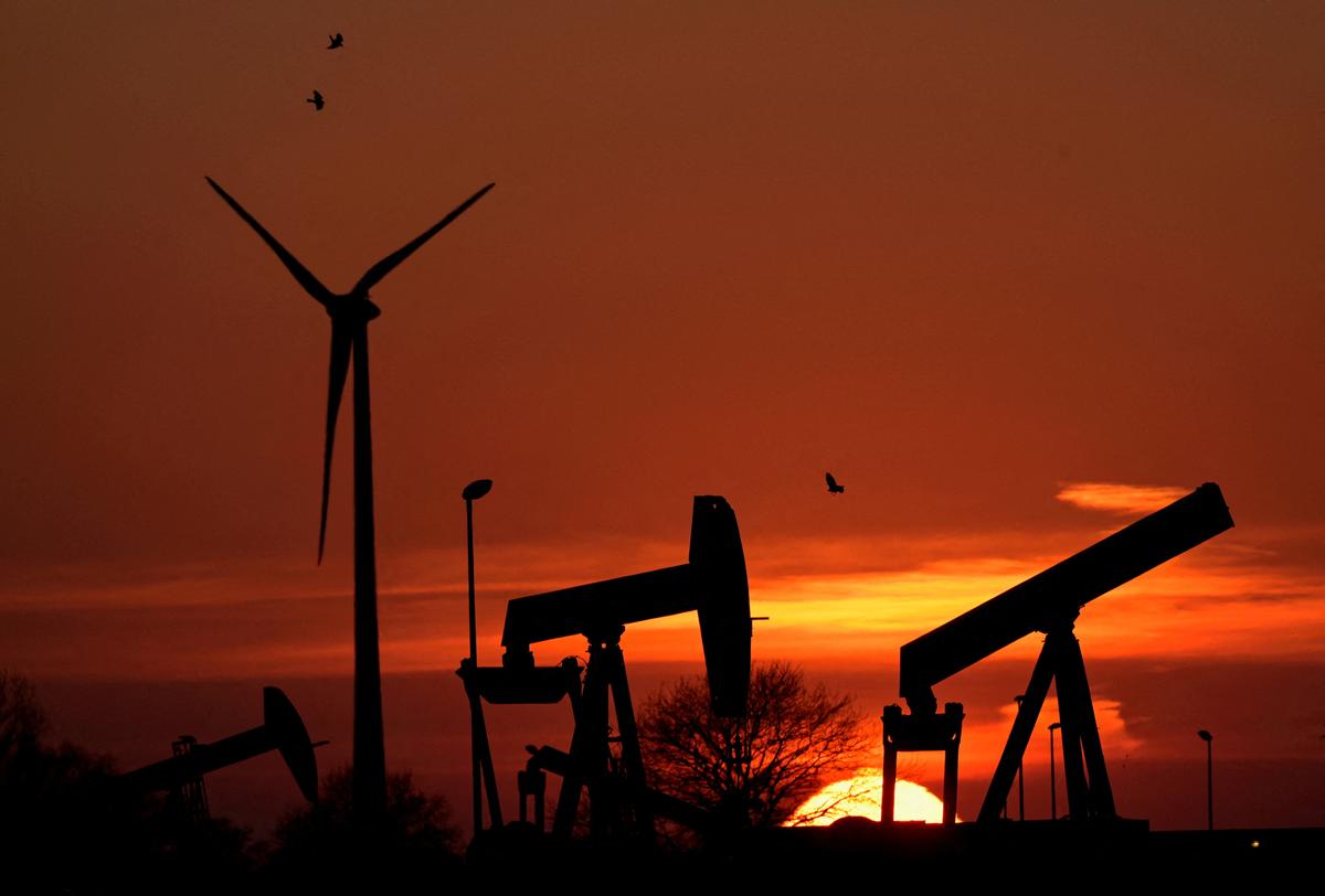 Oil Prices Edge Lower With Investors Cautious Ahead of US Data