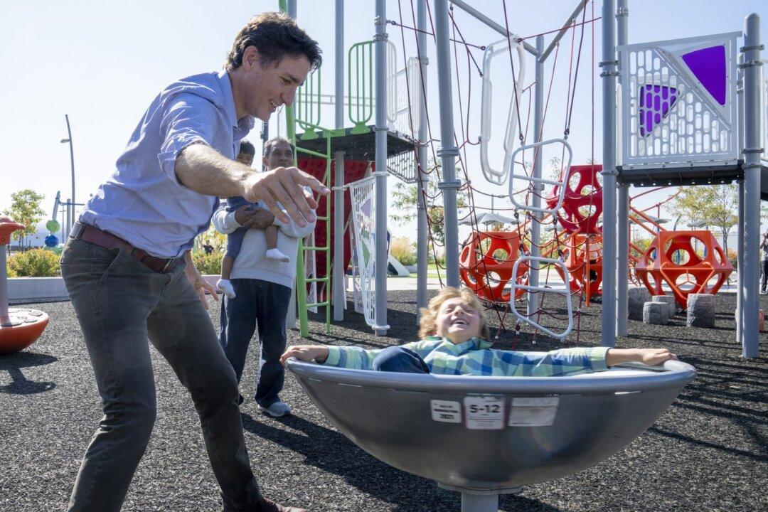PMO Backtracks on Trudeau Jamaica Vacation, Saying Family Is With Friends at ‘No Cost’