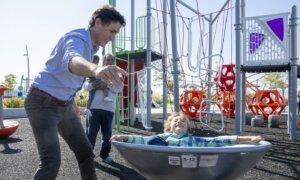 PMO Backtracks on Trudeau Jamaica Vacation, Saying Family Is With Friends at ‘No Cost’