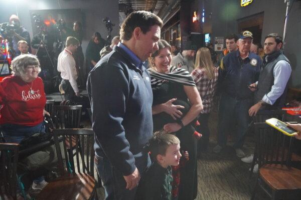 Florida Gov. Ron DeSantis speaks with a conservative mother at Barley's, a bar and grill in Council Bluffs, Iowa, on Jan. 3, 2024. Mr. DeSantis is entering the final stretch ahead of the Jan. 15 Iowa Republican caucus, a key early hurdle in the race to win his party's presidential nomination. (Nathan Worcester/The Epoch Times)