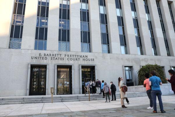 Potential jurors and other visitors wait outside the E. Barrett Prettyman U.S. Court House in Washington, on Sept. 27, 2022. (Kevin Dietsch/Getty Images)