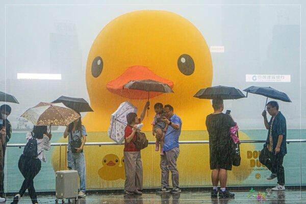 Hong Kong photographer Rokuro’s work “The Big Yellow Duck in Red Rain.” (Courtesy of Rokuro)