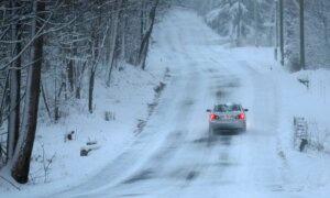 Winter Storms Dump Snow on Both US Coasts as Icy Roads Make for Hazardous Travel