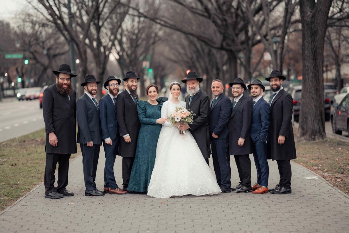 Hanna with her parents and brothers. (Courtesy of <a href="https://www.instagram.com/naftalimarasow/">Naftali Marasow</a>)
