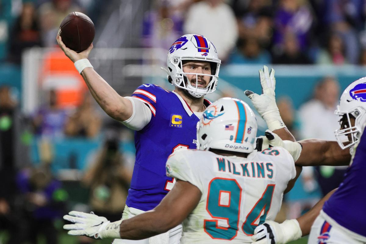 NFL Roundup: Packers Best Bears, Earn Playoff Berth