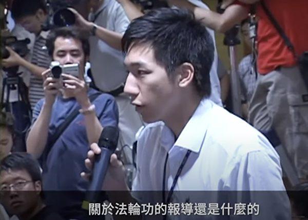 Lau Chun-kong pressed the CCP Olympic Delegation’s head over why she refused to be interviewed by Sarah Liang, a reporter from NTD TV, on June 8, 2004. (Screenshot of news footage from NTD TV)