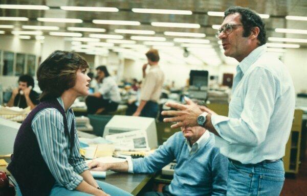 Sally Field and director Sydney Pollack on the set of "Absence of Malice." (MovieStillsDB)