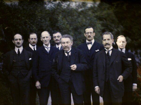 Aristide Briand (C) with members of the French delegation at the Locarno Treaties, 1925, autochrome by Roger Dumas.<span style="color: #ff0000;"> (CC BY 4.0)</span>