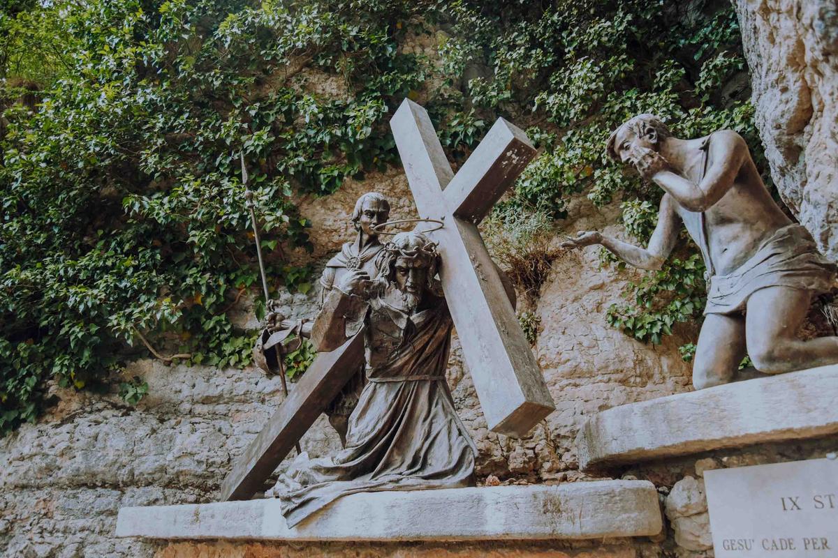 A monument along the path to the sanctuary. (More Than Production/Shutterstock)