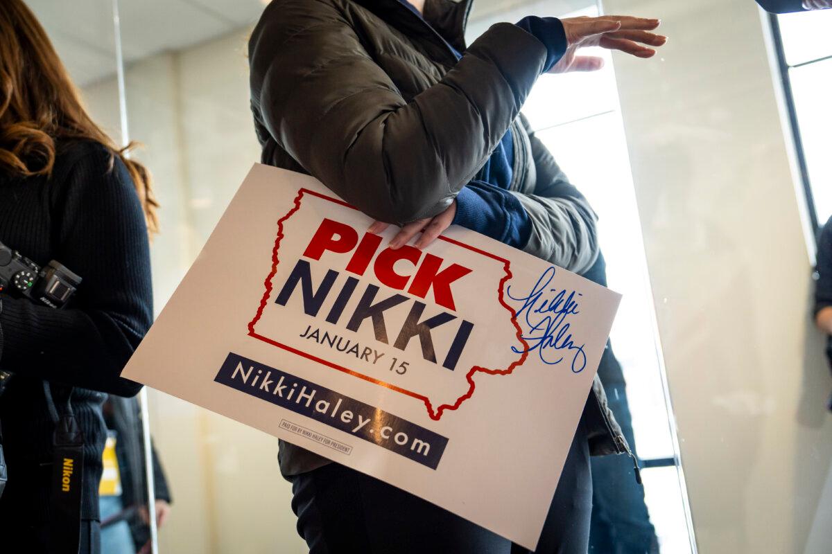A Republican presidential candidate, South Carolina Gov. Nikki Haley’s supporter, holds a signed banner at a campaign event in Ankeny, Iowa, on Jan. 11, 2024. (Madalina Vasiliu/The Epoch Times)