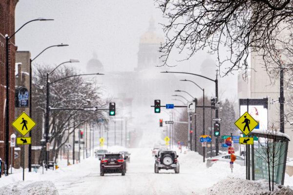 A snowy day in downtown Des Moines ahead of the Iowa caucuses, most events have been canceled due to snowfall and wind in Des Moines, Iowa, on Jan. 12, 2024. (Madalina Vasiliu/The Epoch Times)