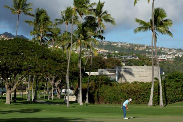Brian Harman of the United States putts on the 16th green during the second round of the Sony Open<br/>in Honolulu, Hawaii, on Jan. 12, 2024. (Kevin C. Cox/Getty Images)
