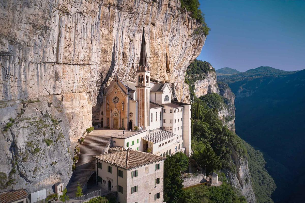 Basilica Built Hanging on a Cliff 500 Years Ago Looks Like It’s Floating Between Heaven and Earth