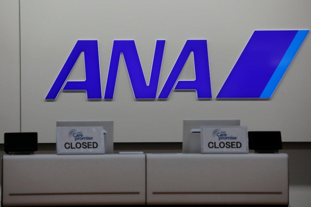 Japan ANA Boeing 737-800 Flight Turns Back Due to Cockpit Window Crack