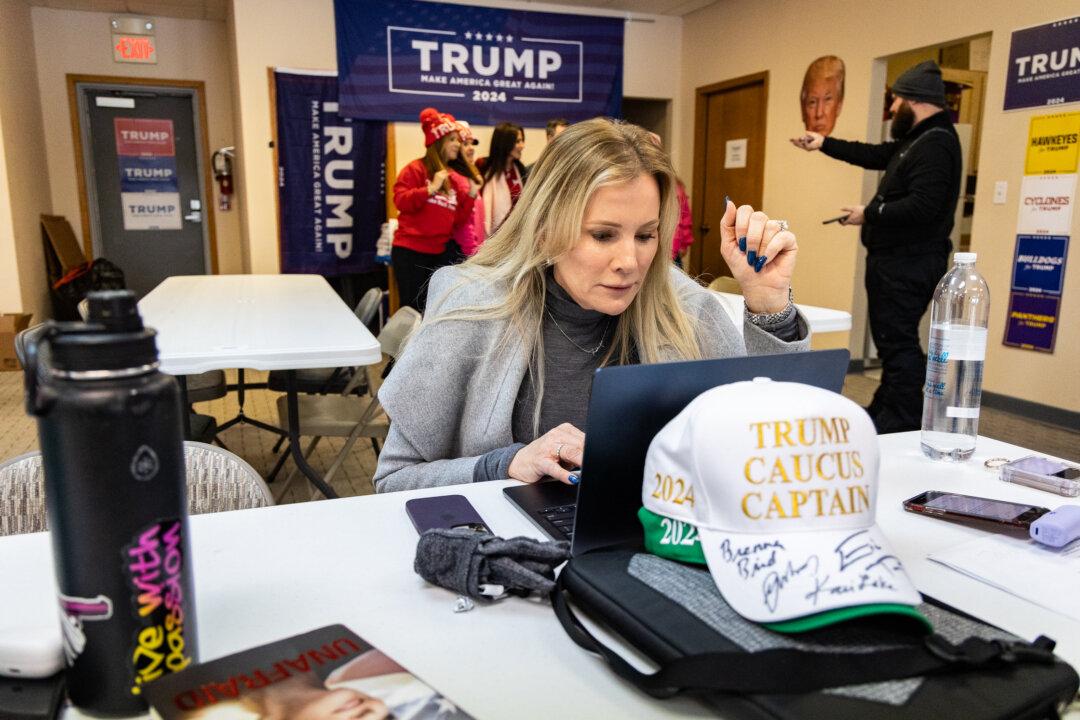 Trump Leads by Wide Margin in Final Poll Ahead of Iowa Caucus