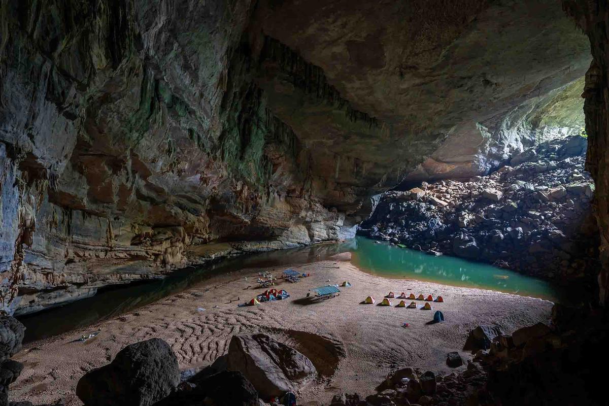 The scale of the cave is almost beyond human comprehension. (kid315/Shutterstock)
