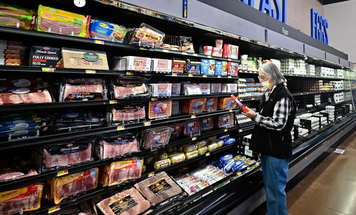 Consumers shop for groceries at a retail chain store in Rosemead, Calif., on Dec. 12, 2023. (Frederic J. Brown/AFP via Getty Images)