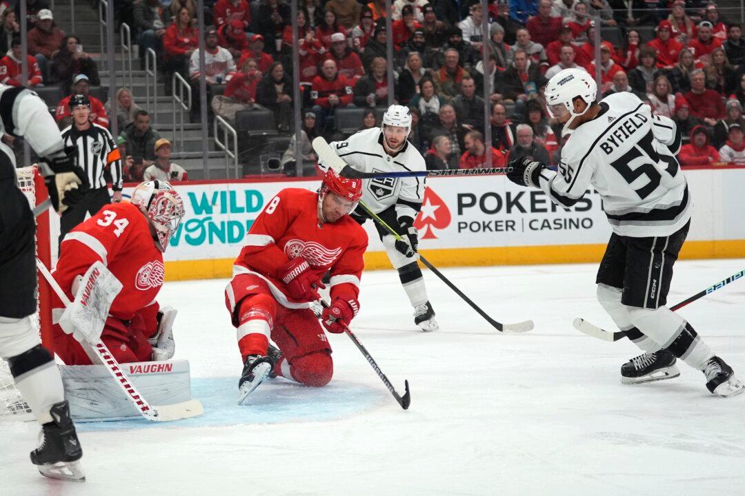 4-goal Second Period Lifts Wings Over Kings