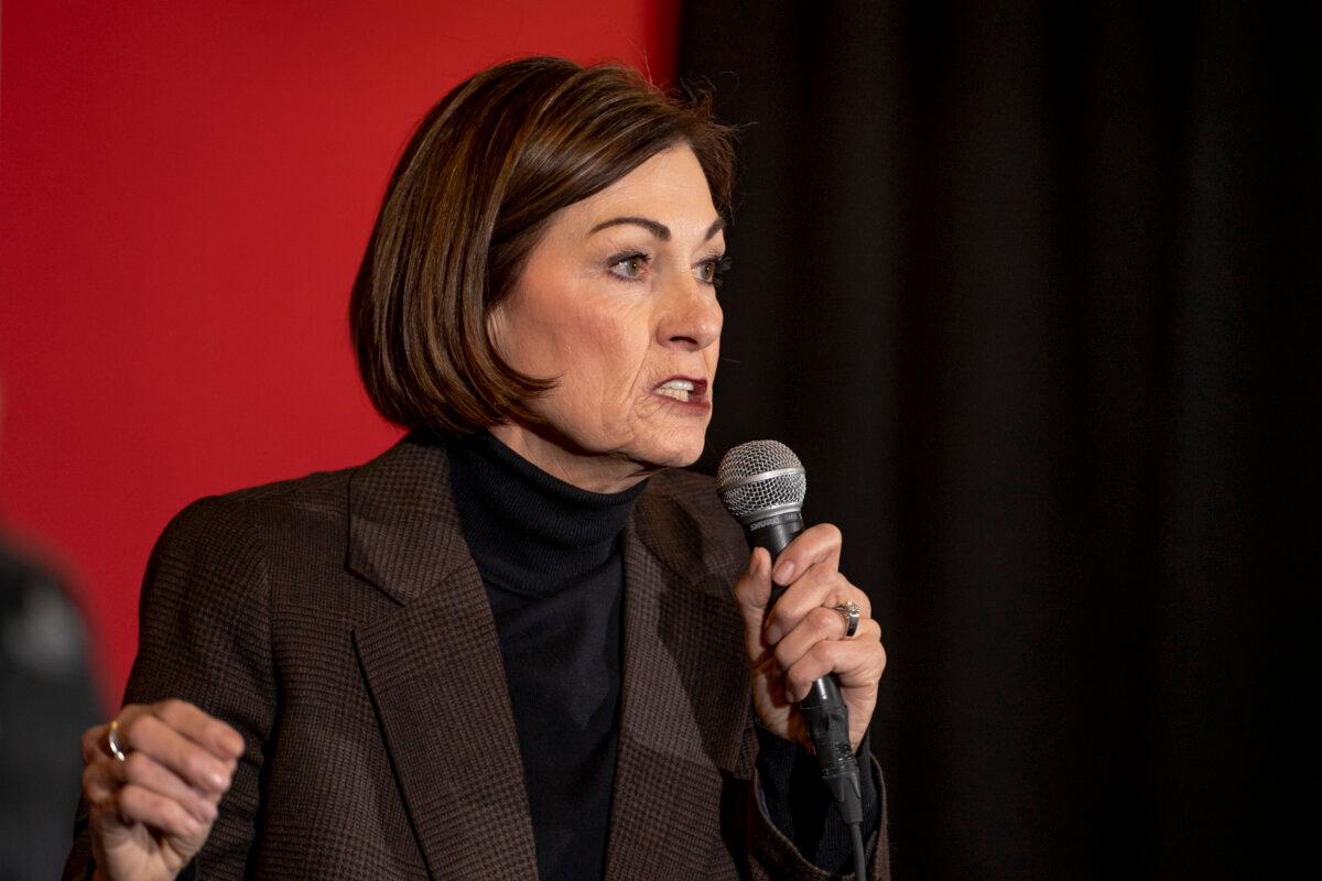 Iowa Gov. Kim Reynolds introduces Republican presidential candidate Florida Gov. Ron DeSantis during a campaign event ahead of the 2024 Iowa caucuses in Ankeny, Iowa, on Jan. 14, 2024. (Madalina Vasiliu/The Epoch Times)