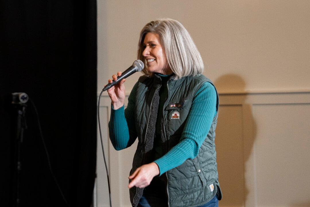 Sen. Ernst Gives Biden Officials ‘Squeal Award’, Cites Empty Oval Office, Federal Buildings
