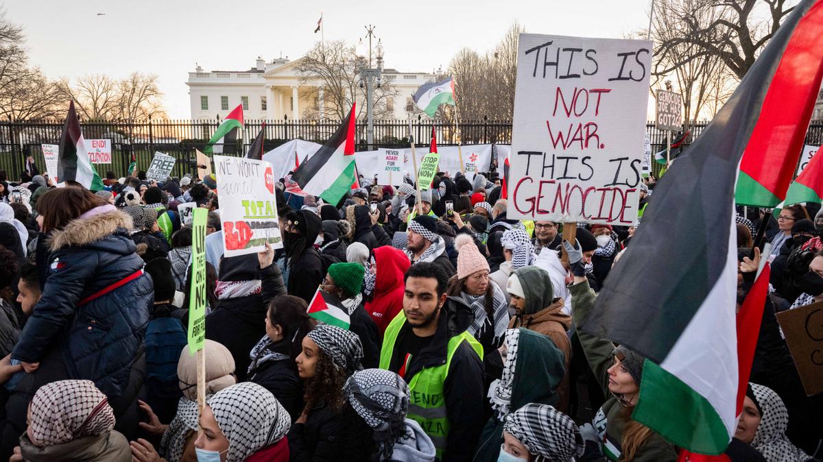 Pro-Palestinian Rioters Nearly Breach White House Gate in Clash With Police