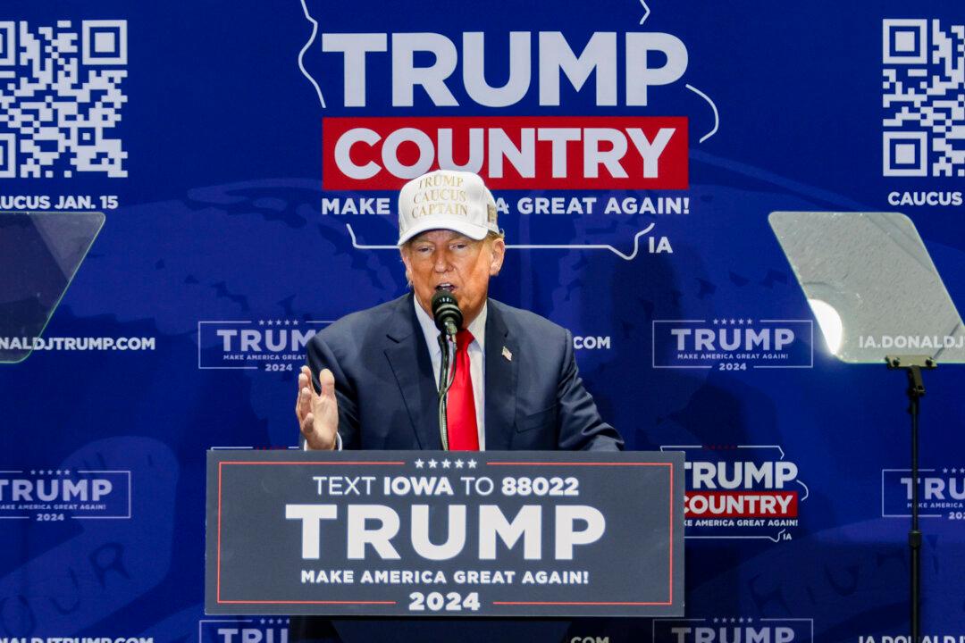 Trump Riding High Ahead of Iowa Caucus Night