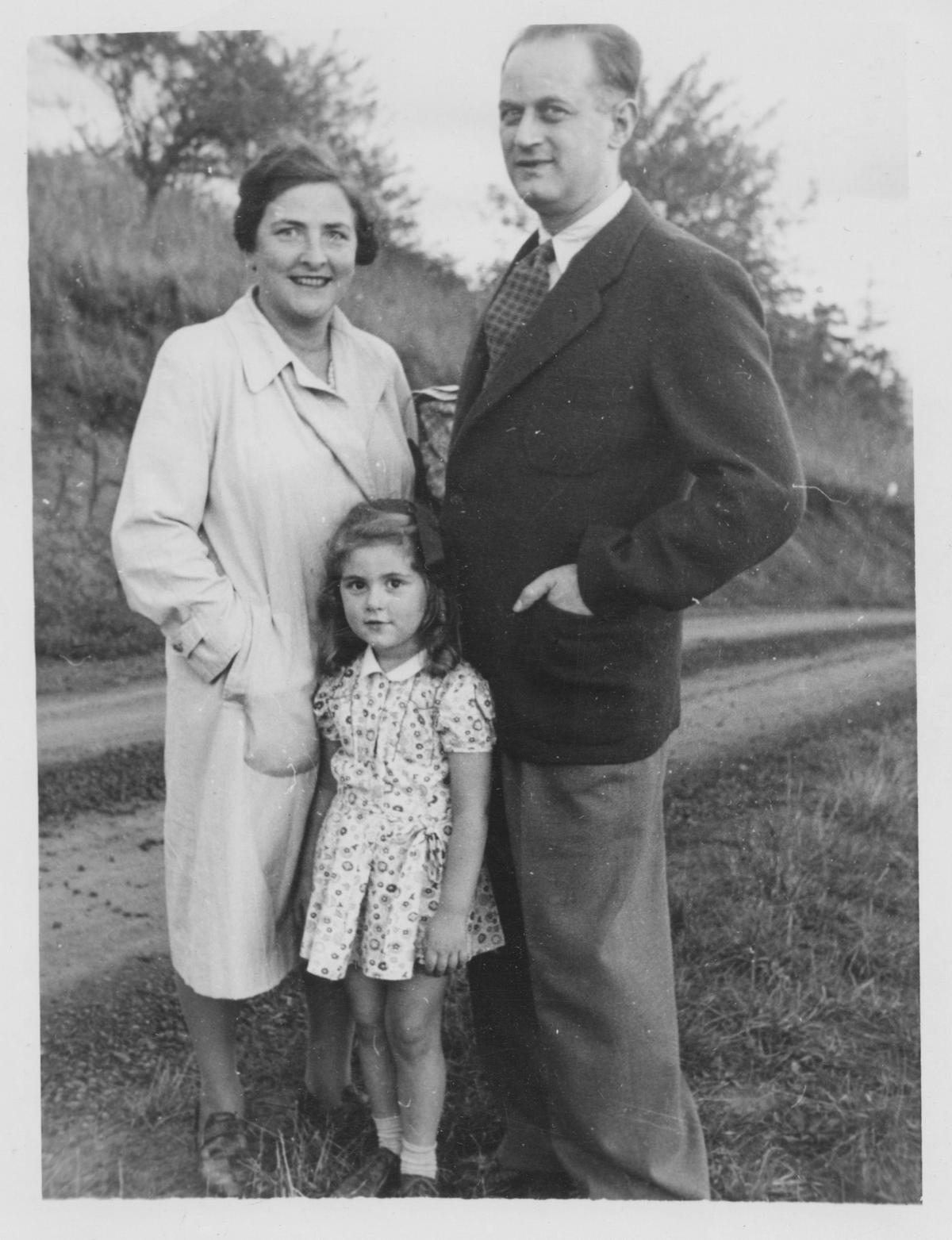 Barbara Feigin (C) with her parents in Chehalis. (Courtesy of Barbara Feigin)