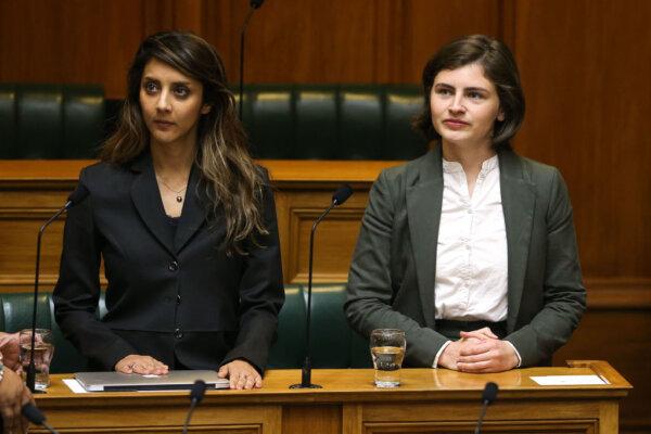 Former Green MP Golriz Ghahraman (L) and Auckland Central MP Chloe Swarbrick. (Hagen Hopkins/Getty Images)