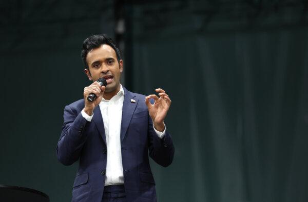 Republican presidential candidate Vivek Ramaswamy speaks to voters at a caucus site at the Horizon Event Center in Des Moines, Iowa, on Jan. 15, 2024. (Kevin Dietsch/Getty Images)