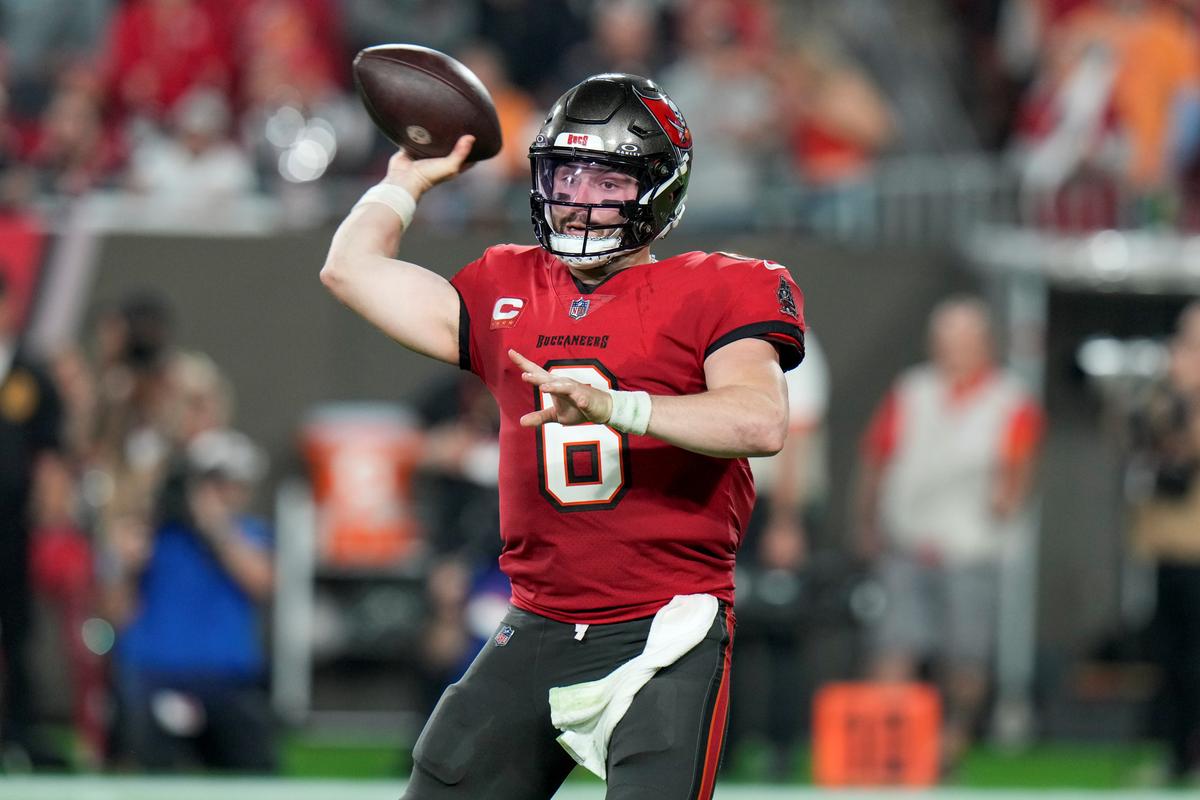 Mayfield Throws for 337 Yards and 3 TDs to Lead Buccaneers to 32–9 NFC Wild-Card Rout of Eagles