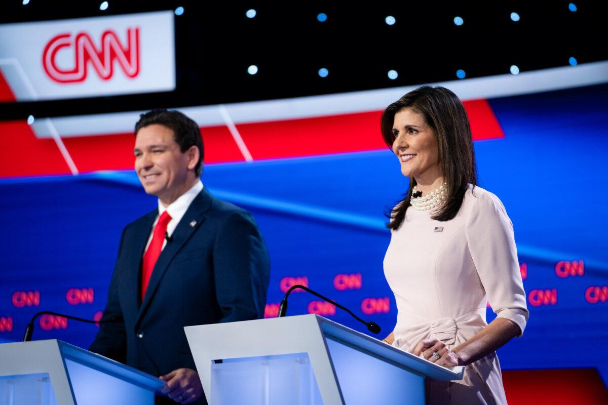 Republican presidential candidates Florida Gov. Ron DeSantis (L) and former South Carolina Gov. Nikki Haley (R) participate in CNN's GOP presidential primary debate at Drake University in Des Moines, Iowa, on Jan. 10, 2024. (Madalina Vasiliu/The Epoch Times)