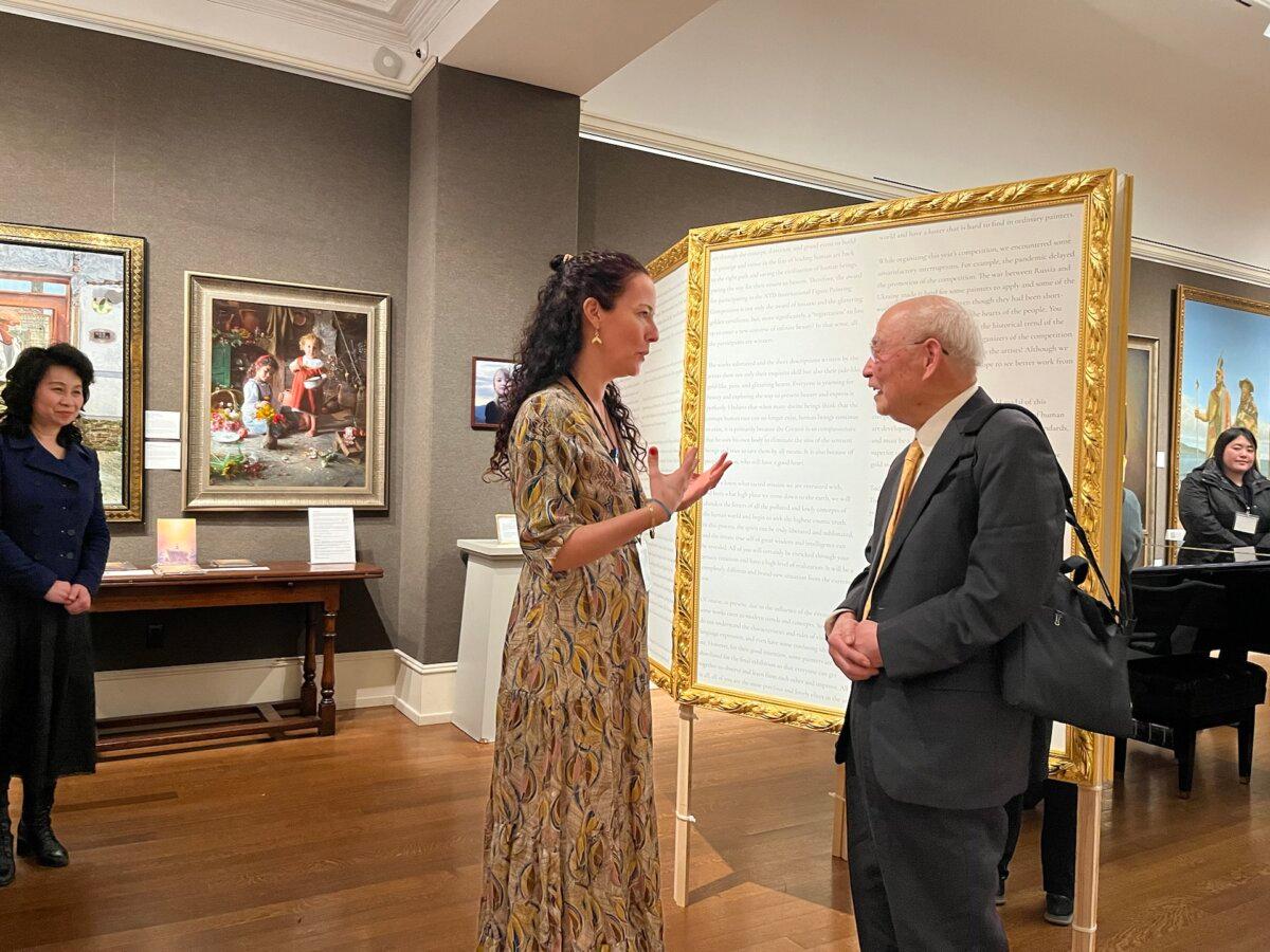 Alexandra Telgmann speaking with Kunlun Zhang at the NIFPC finalist exhibition at the Salmagundi Club in New York City on Jan. 15, 2024. (Ruby Bui/NTD)